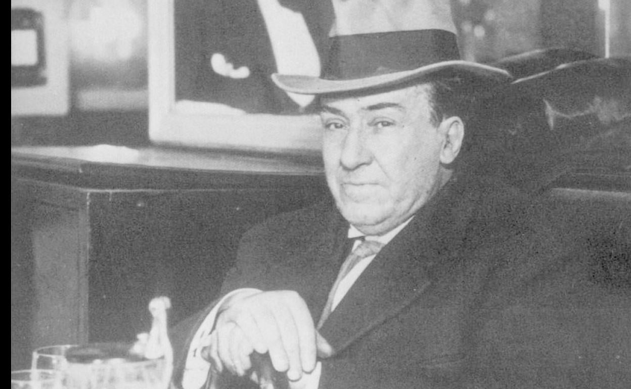 Antonio Machado, en un café madrileño, en 1931.