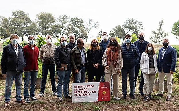 Los periodistas especializados en gastronomía y viajes posan en el huerto de Abadía Retuerta con su director general, Enrique Valero, primero por la derecha. 