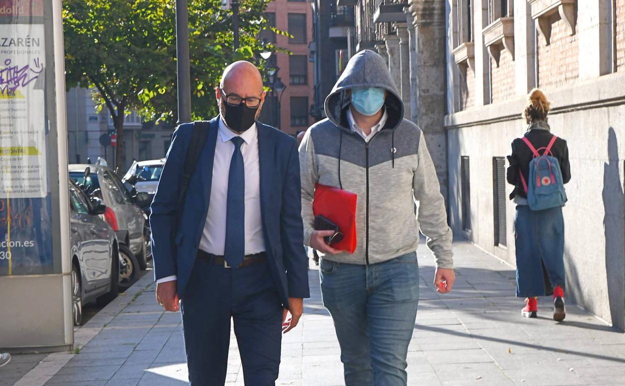 El acusado, acompañado de su abogado, llegan a la Audiencia Provincial de Valladolid para el juicio. 