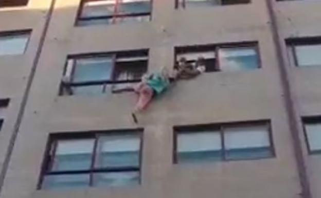 Vídeo: la Policía llega a tiempo para evitar que una mujer caiga por la ventana