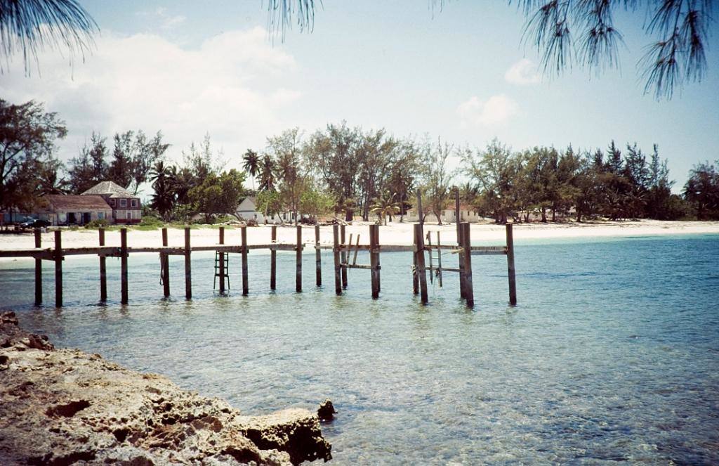 Triángulo de las Bermudas (Atlántico). Barcos y aviones que desaparecían en este territorio despertaron todo tipo de hipótesis, pero la más avalada se basa en un descubrimiento de los satélites climáticos de la NASA, que detectaron en el lugar unas formaciones de nubes hexagonales generadas por microcombustiones. Se tratarían de una especie de bombas de aire que provocan vientos a más de 270 km/hora y olas de más de 14 metros de altura.