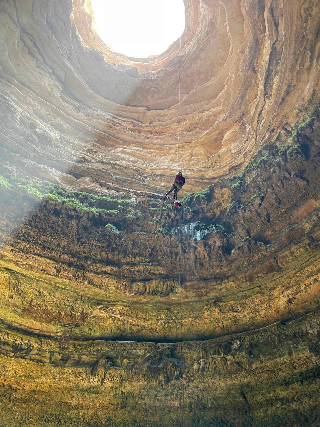 El 'pozo del infierno' (Yemen). Lo único que los exploradores no pudieron corroborar es la causa de los nauseabundos olores que los lugareños aseguran notar en el lugar, cuyas leyendas cuentan que es una entrada al inframundo habitada por demonios.