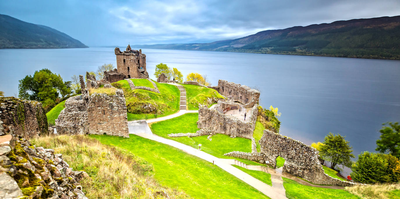 Lago Ness (Escocia). Es otro de los lugares cuya leyenda le ha convertido en un punto de atracción turística. El lago Ness es conocido por el popular monstruo que se dice que habita en sus aguas, según los muchos testigos que afirman haberlo visto desde el siglo V.