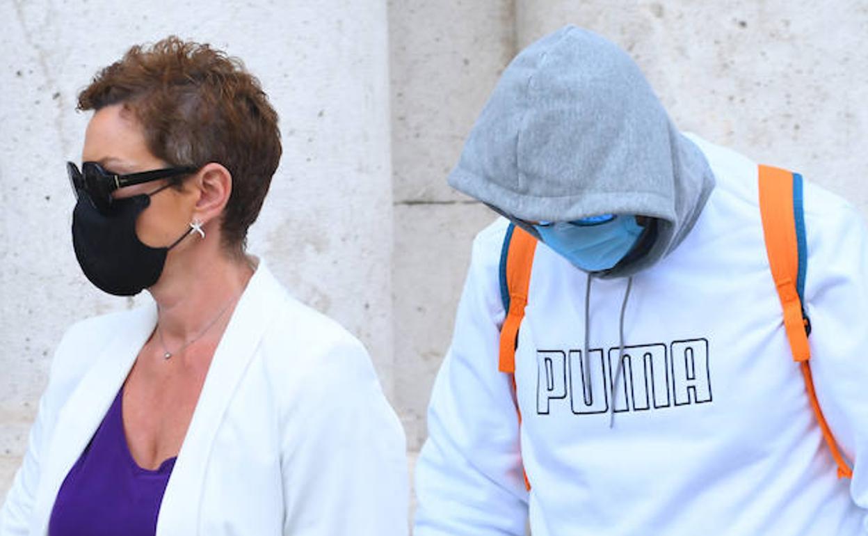 El acusado sale de la Audiencia junto a su representante legal tras la segunda sesión del juicio. 