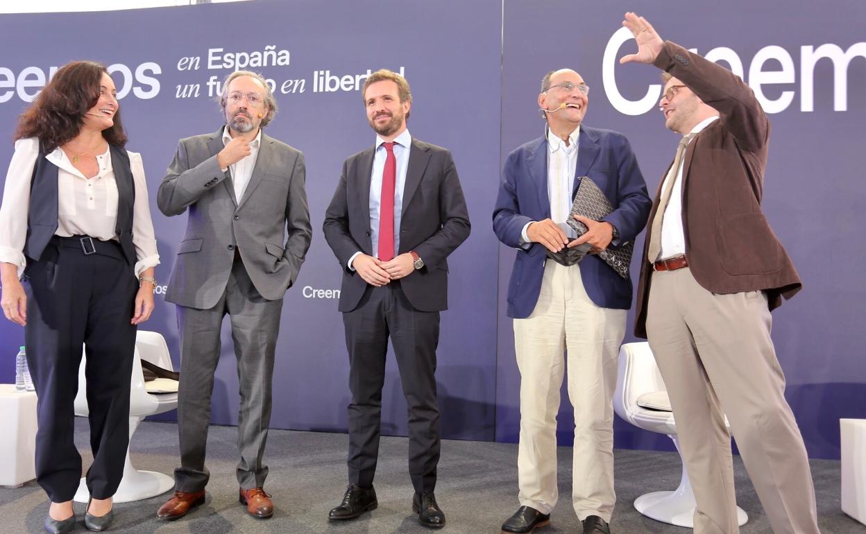 Pablo Casado, en Valladolid, entre Juan Carlos Girauta y Alejo Vidal-Quadras.