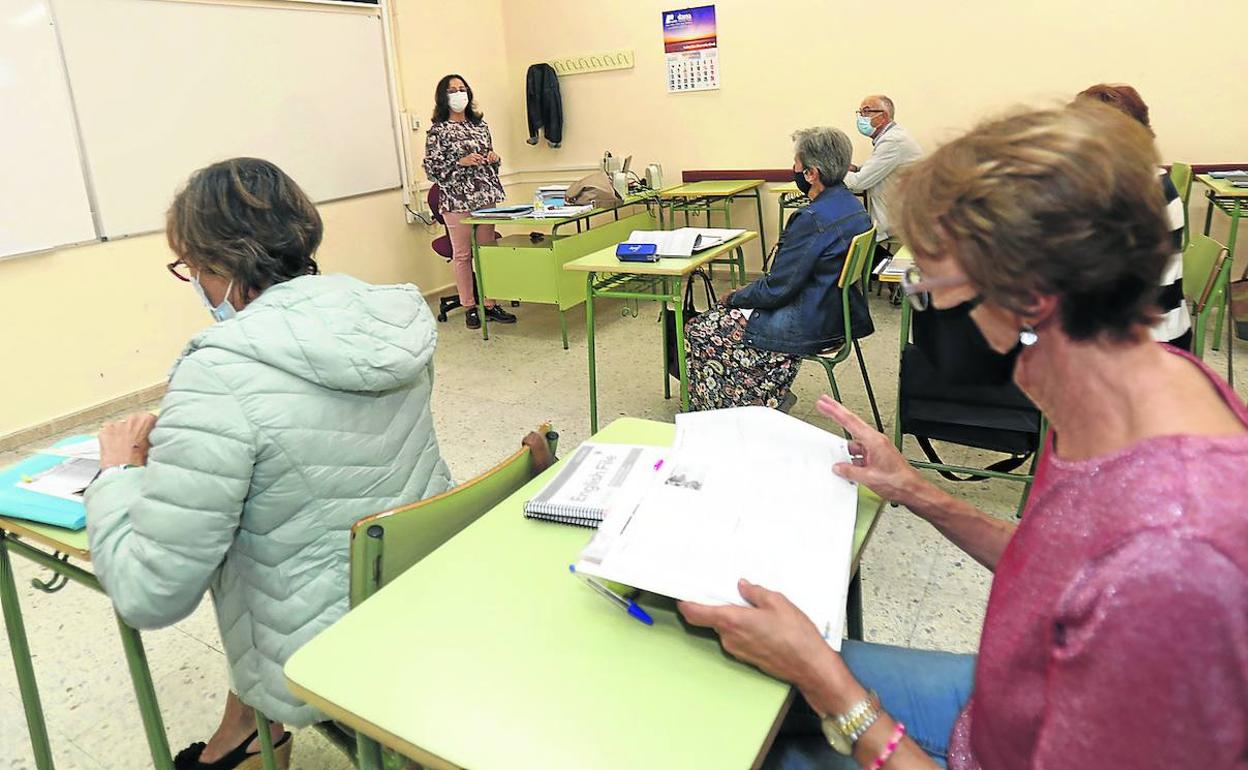 Los alumnos atienden a la profesora de Inglés II, ayer por la mañana en el centro San Jorge. 