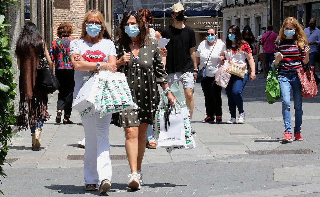 Varias personas caminan por una céntrica calle de Valladolid.