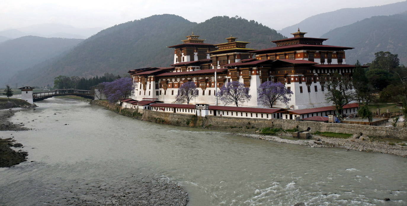 Bután (Asia). Este país está escondido entre montañas y está muy lejos de las masificaciones de turistas a las que estamos acostumbrados. Naturaleza, templos y tranquilidad destacan la belleza de este atractivo destino.