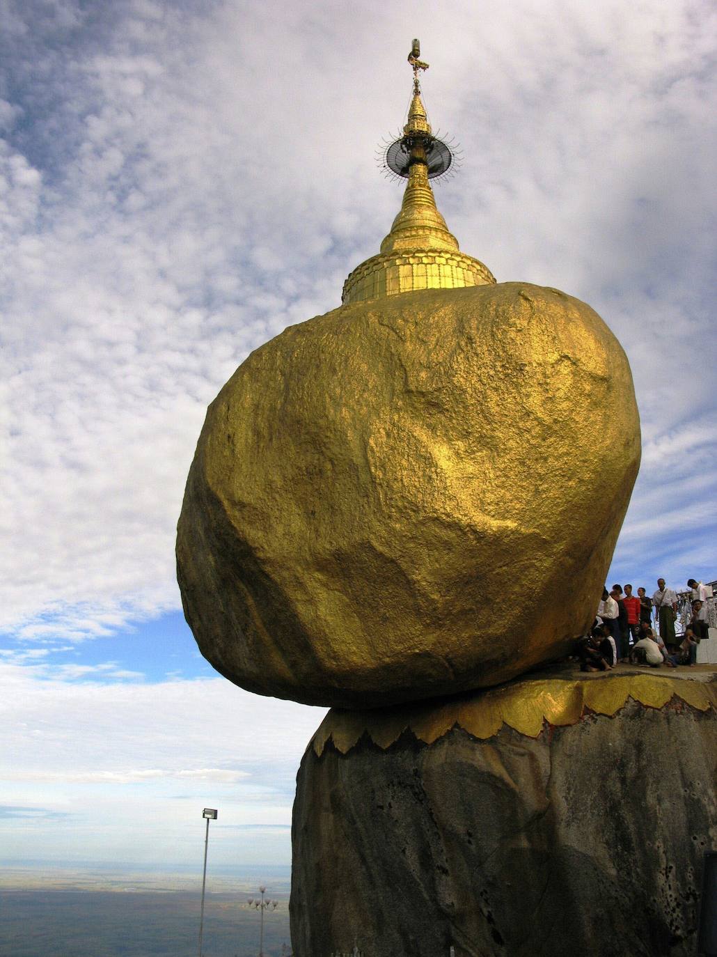 Myanmar (Asia). Puede que no te suene mucho con este nombre, pero también es conocido como la antigua Birmania. Se abrió al turismo hace poco más de dos décadas y destaca por sus pagodas doradas y su impresionante paisaje natural.