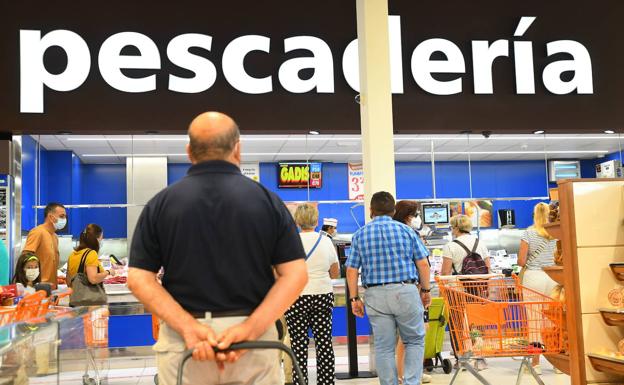 Un grupo de personas, en la compra en un súper de Valladolid. 