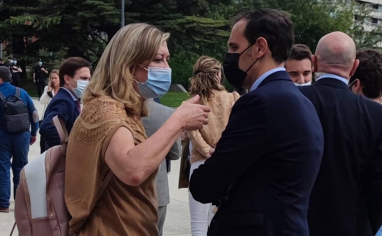 Pilar del Olmo y Conrado Íscar charlan ayer tras la sesión matinal de la convención nacional de Partido Popular en Valladolid.