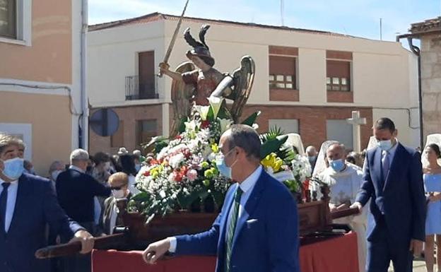 Procesión en honor a San Miguel en Íscar. 