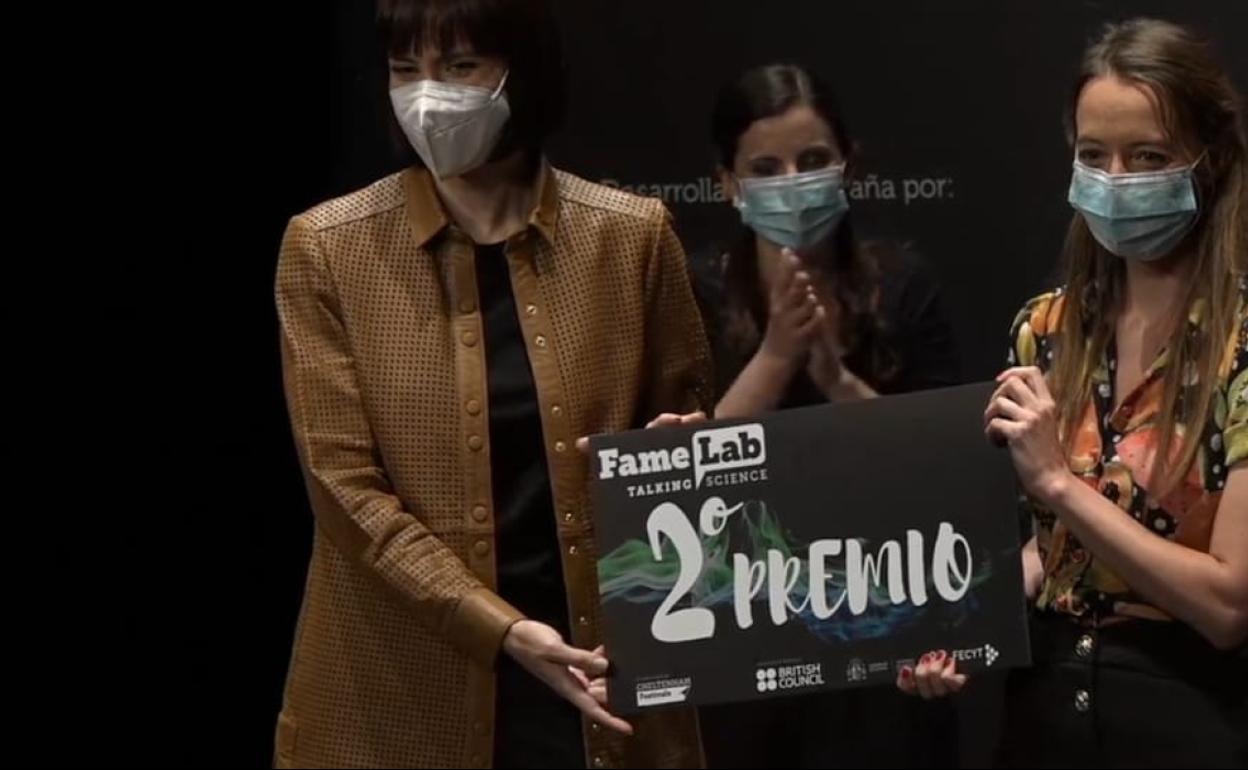 Laura Toribio recibiendo el documento que la acreditaba como ganadora del segundo premio.