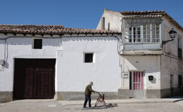 Imagen principal - Matilla es uno de los pueblos de Valladolid que no tiene farmacia. 