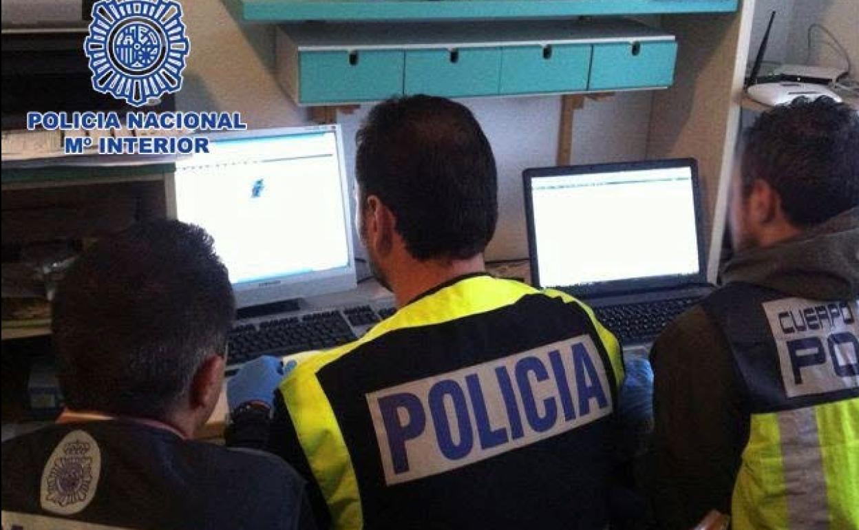 La Policía revisa archivos de ciberdelincuentes. 