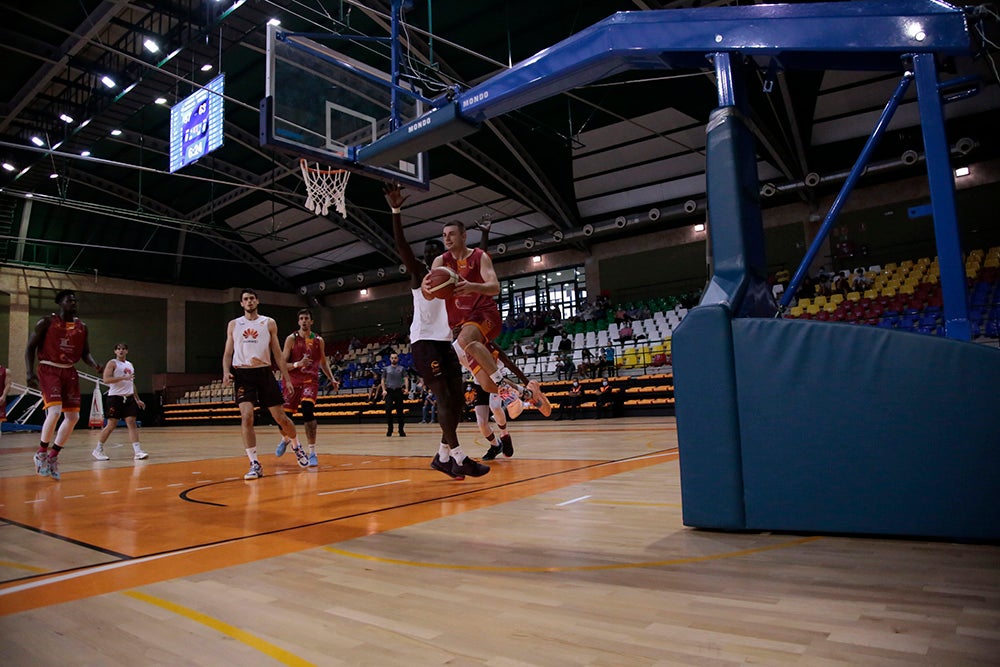 El Aquimisa Carbajosa Empresarial remonta al final al Zentro Madrid (82-74)