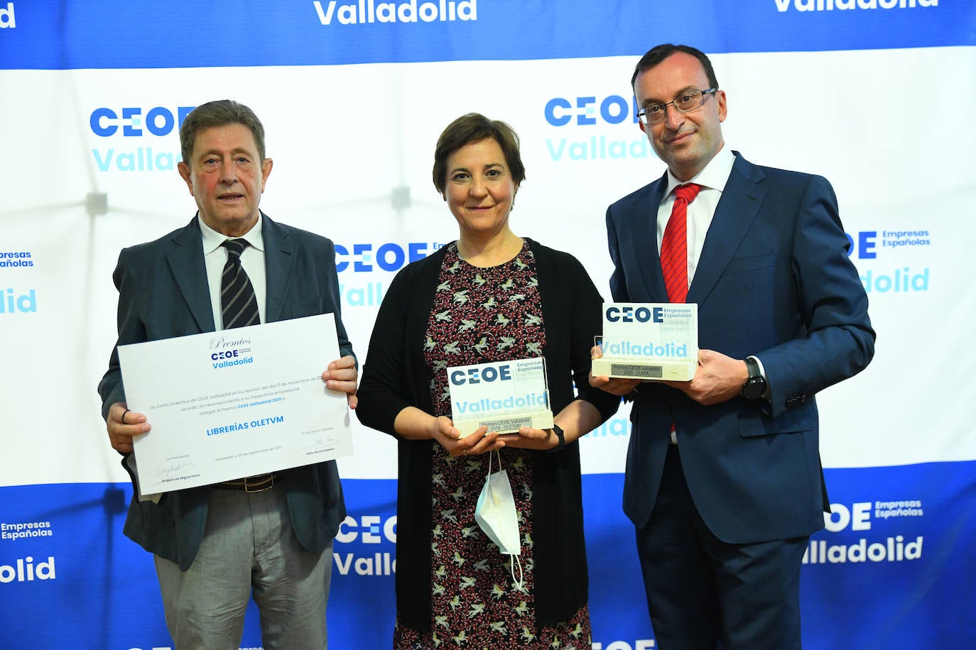 Los ganadores posan con sus respectivos premios. 