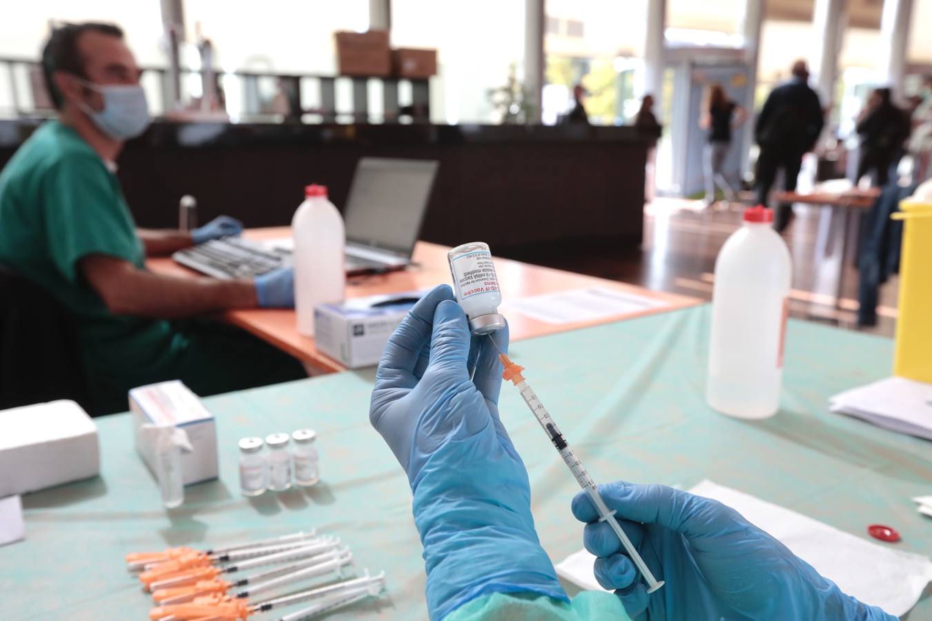 Fotos: El Centro Cultural Miguel Delibes de Valladolid cierra sus puertas como &#039;vacunódromo&#039;