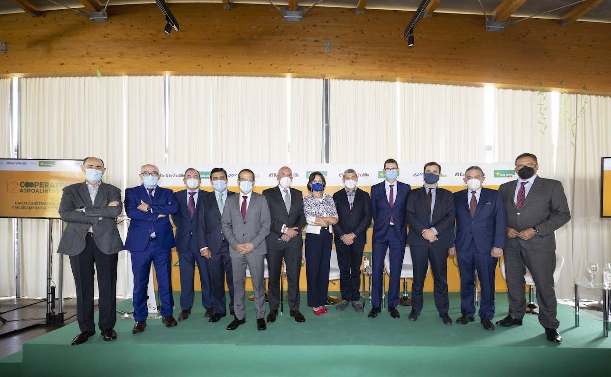 Las autoridades posan con los patrocinadores y organizadores de las XII Jornadas de Cooperativismo Agrario. 