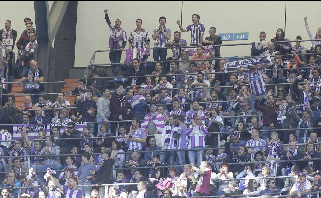 Aficionados del Real Valladolid celebran un gol en un desplazamiento al Santiago Bernabeu antes de la pandemia