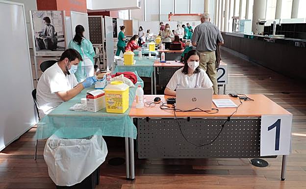 Los enfermeros de la línea 1, durante la jornada matinal, aún con cinco filas abiertas, de las más de veinte líneas que llegó a haber. Fueron los últimos, al alimón, en pinchar en el Miguel Delibes. 