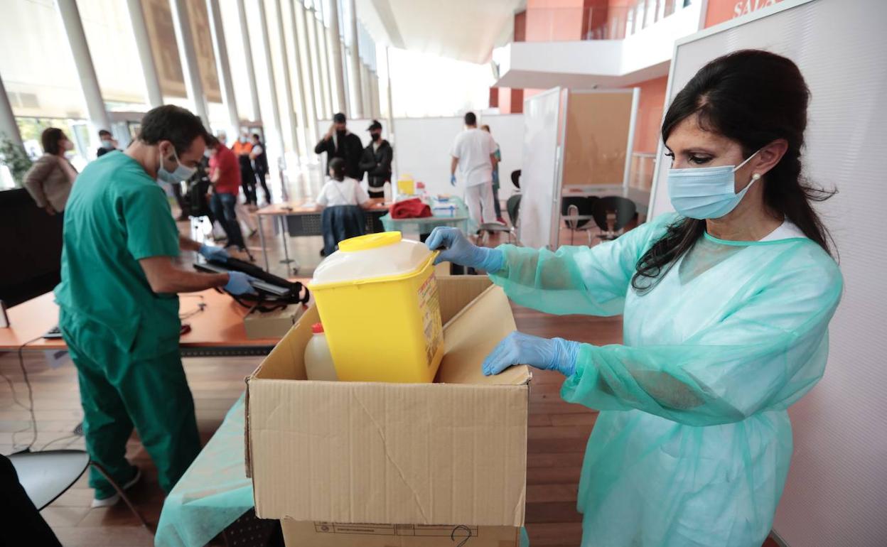 Los sanitarios desmantelan las líneas mientras al fondo aparecen, en la fila 1, los dos rezagados que recibieron el último pinchazo. 