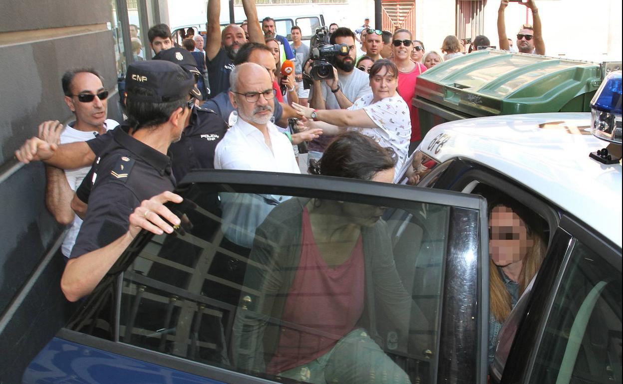 La Policía intenta controlar a algunos de los afectados por la estafa de Zep Travel a la salida de las dos acusadas del registro en la agencia. 