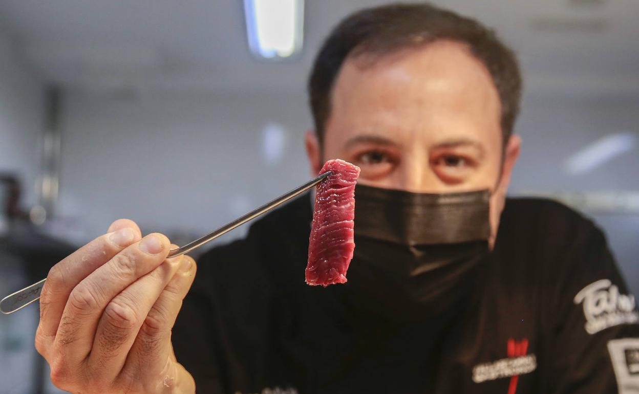 La carne de lidia es más roja y tiene más sabor pero menos grasa, debido a la genética y al hábitat en el que viven las reses bravas. 