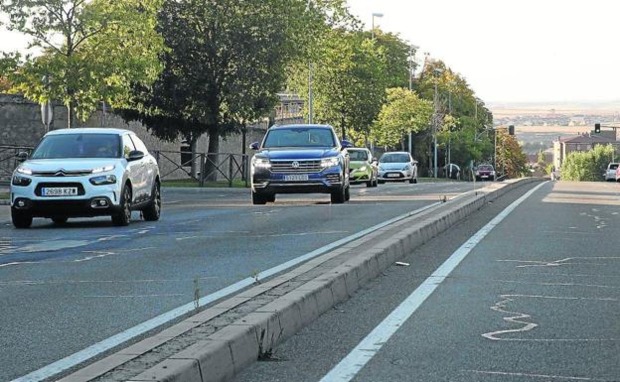 Tráfico en la avenida Juan de Borbón a la altura de los depósitos, uno de los lugares donde más sanciones se ponen por exceso de velocidad. 