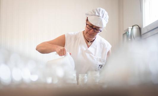 Raquel Arranz prepara sus yogures de sabores. 