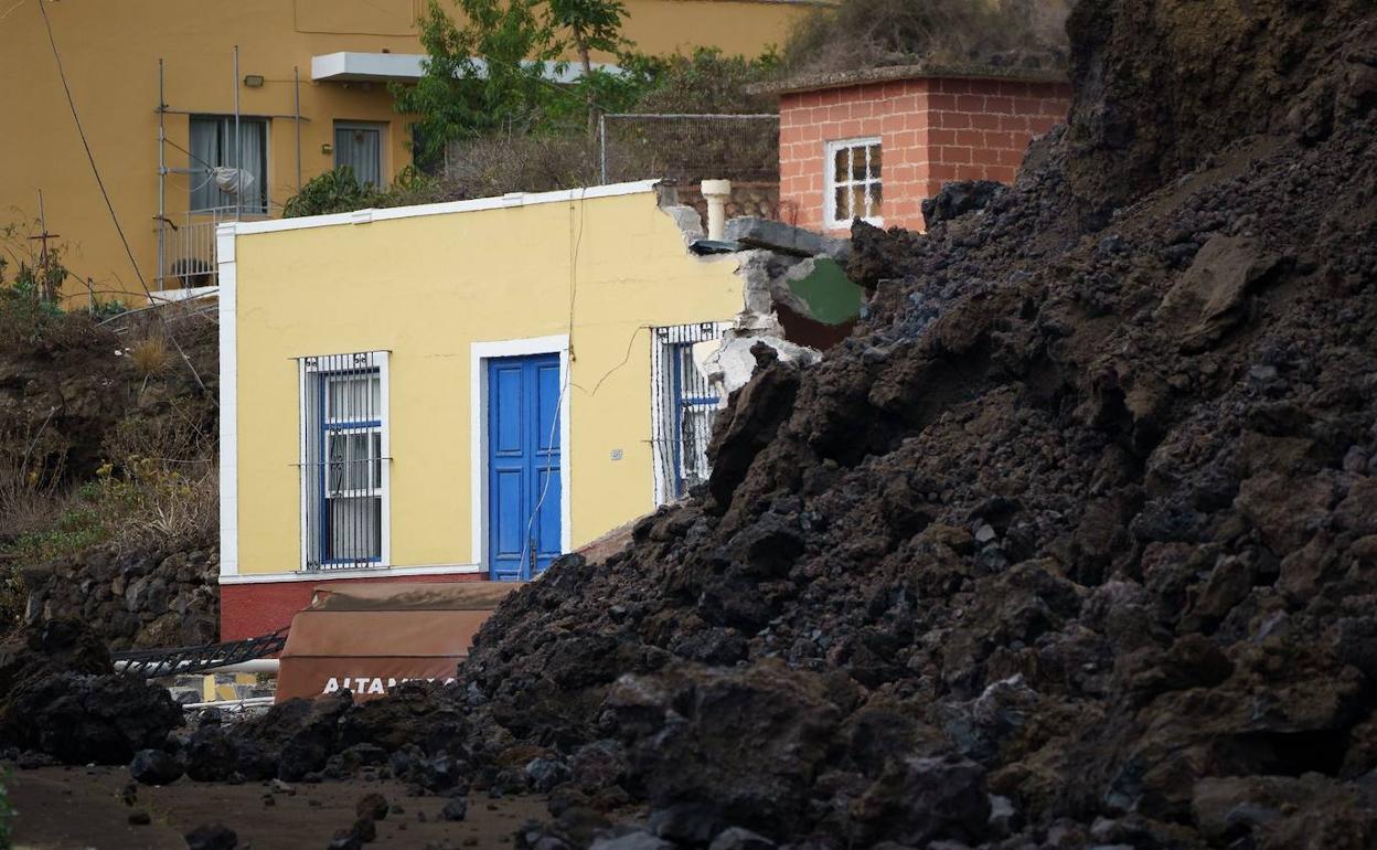Una casa derrumbada por la lava en el municipio de Todoque.