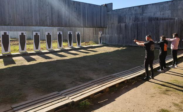 Prácticas de tiro con fuego real de escolta privado, con pistola 9mm Pb. 