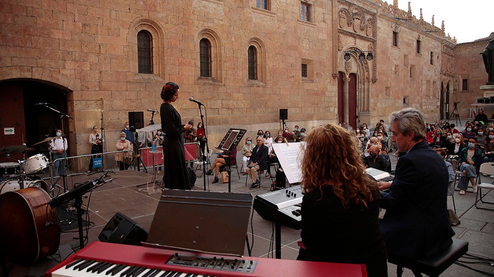 El "Ágora del Otoño" y "Salamanca ilumina Europa" llenan de poesía, luz y música el Patio de Escuelas de la Universidad de Salamanca