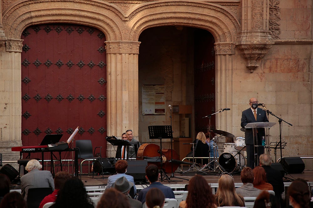 El "Ágora del Otoño" y "Salamanca ilumina Europa" llenan de poesía, luz y música el Patio de Escuelas de la Universidad de Salamanca