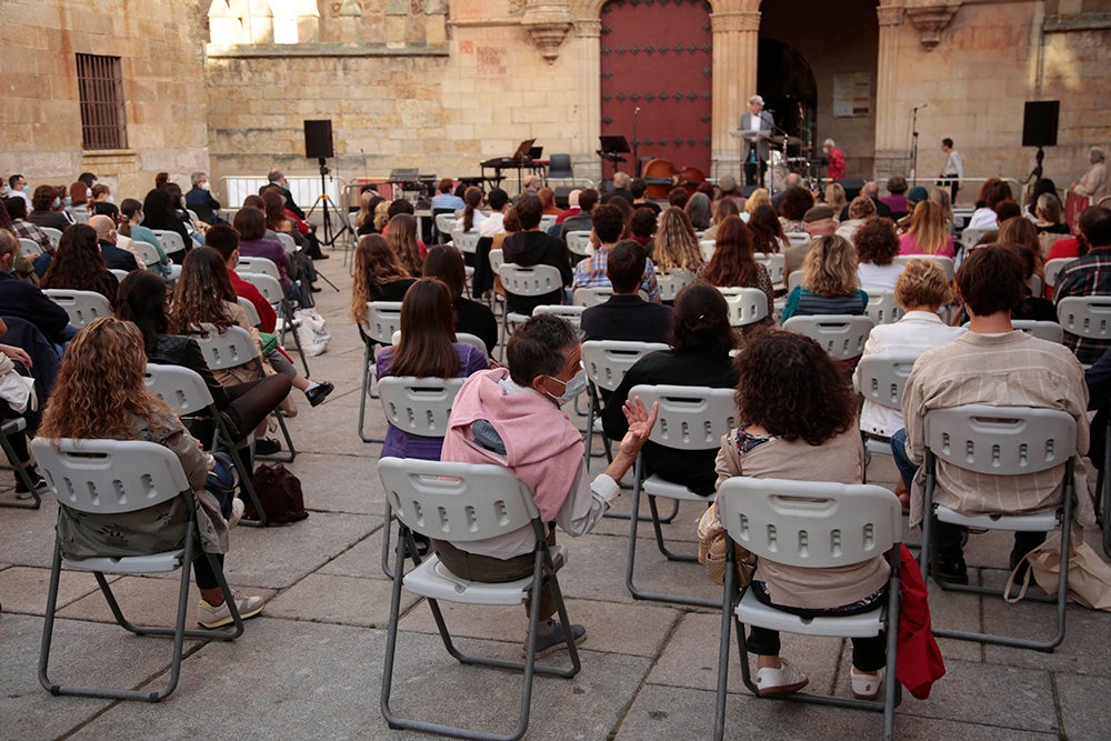 El "Ágora del Otoño" y "Salamanca ilumina Europa" llenan de poesía, luz y música el Patio de Escuelas de la Universidad de Salamanca