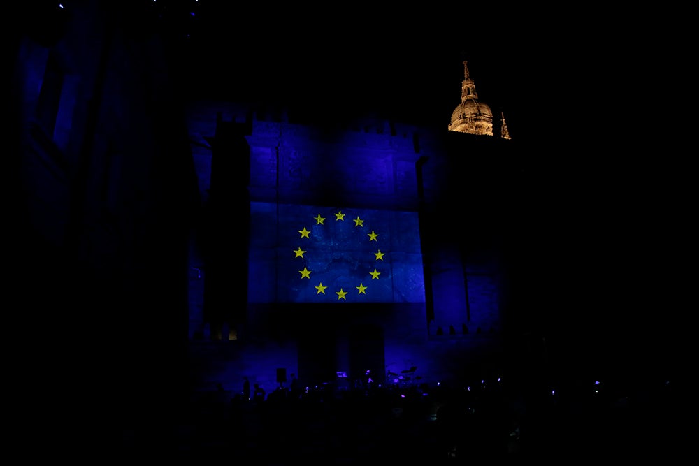 El "Ágora del Otoño" y "Salamanca ilumina Europa" llenan de poesía, luz y música el Patio de Escuelas de la Universidad de Salamanca