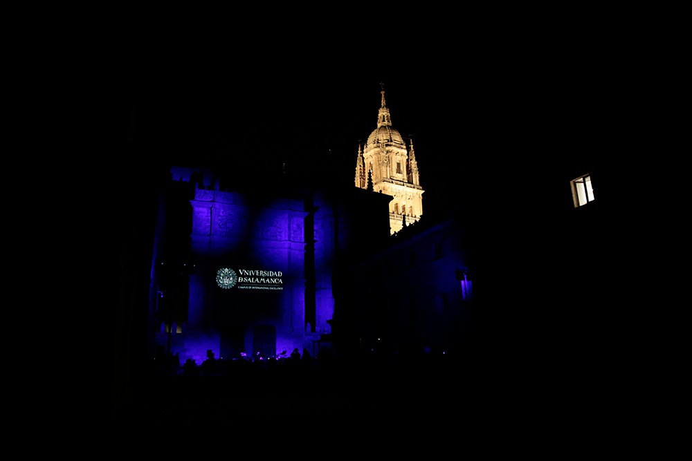 El "Ágora del Otoño" y "Salamanca ilumina Europa" llenan de poesía, luz y música el Patio de Escuelas de la Universidad de Salamanca