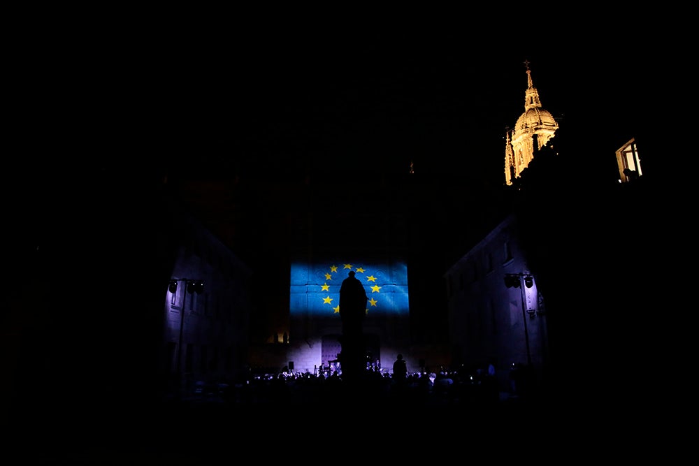 El "Ágora del Otoño" y "Salamanca ilumina Europa" llenan de poesía, luz y música el Patio de Escuelas de la Universidad de Salamanca