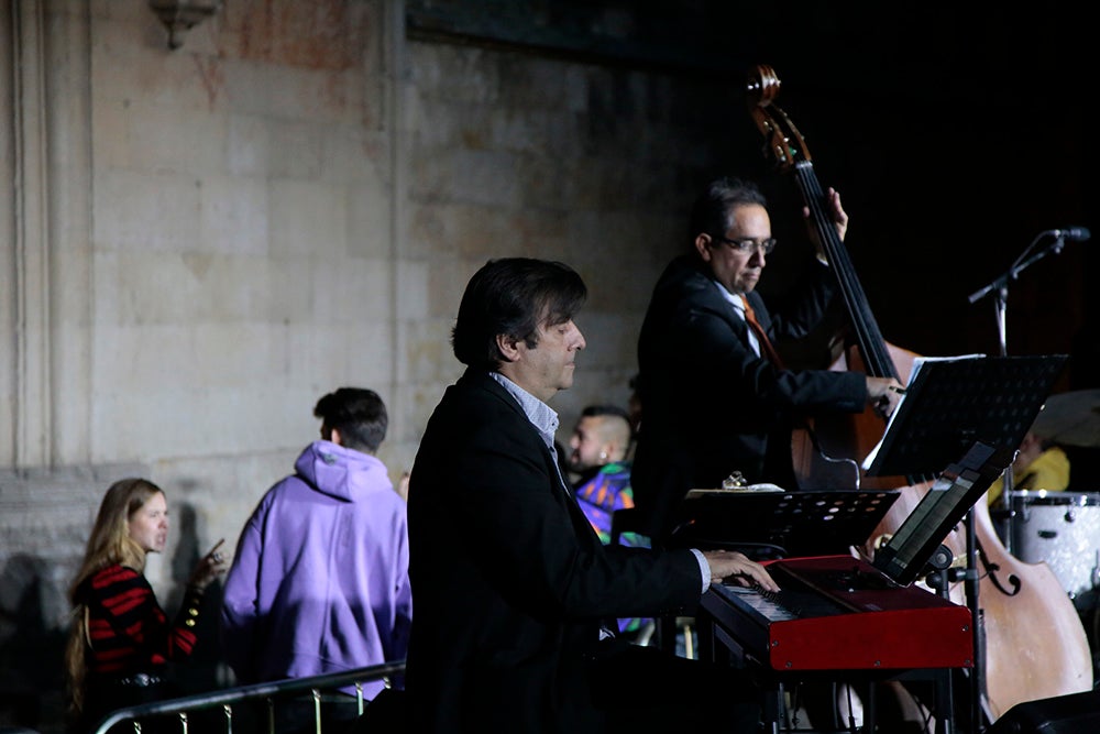 El "Ágora del Otoño" y "Salamanca ilumina Europa" llenan de poesía, luz y música el Patio de Escuelas de la Universidad de Salamanca