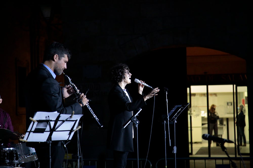 El "Ágora del Otoño" y "Salamanca ilumina Europa" llenan de poesía, luz y música el Patio de Escuelas de la Universidad de Salamanca