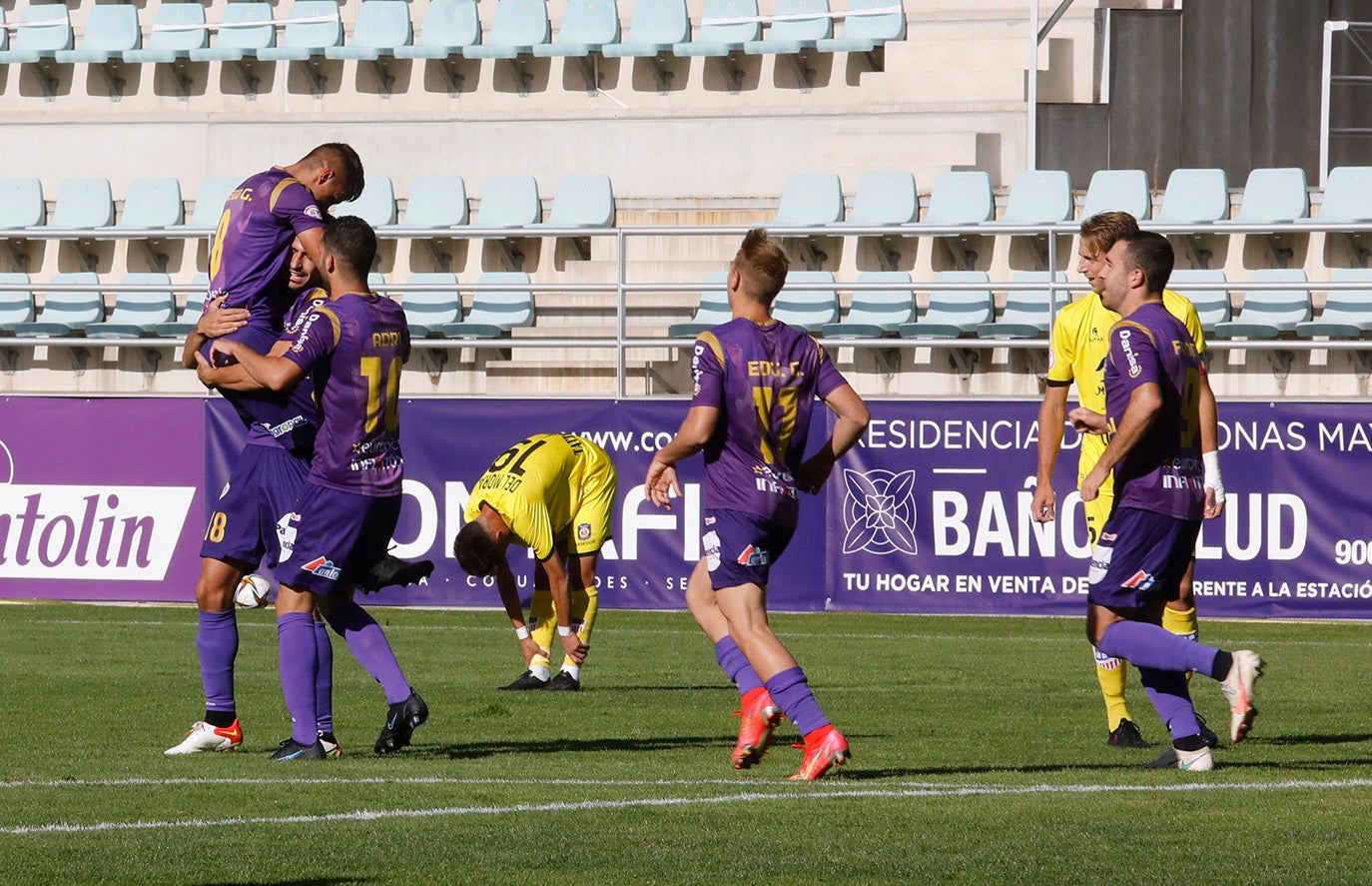 Los palentinos se abrazan tras el primer gol.