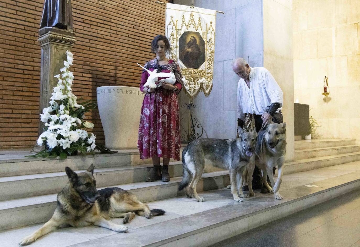 La manada de lobos a la puerta de la iglesia.