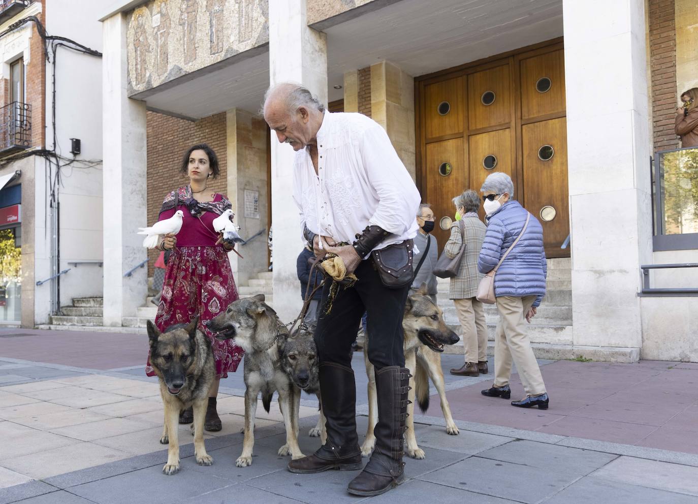 La manada de lobos a la puerta de la iglesia.