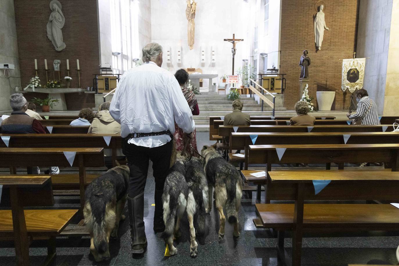 La manada de lobos a la puerta de la iglesia.