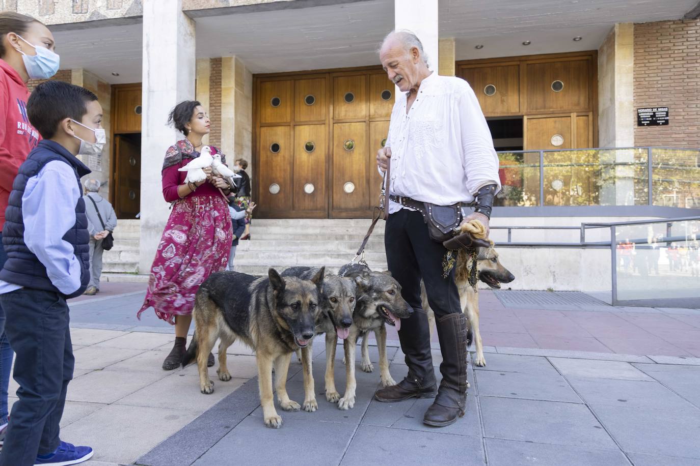 La manada de lobos a la puerta de la iglesia.