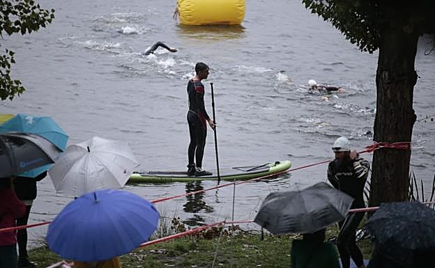 Imagen principal - Kristian Quintans y Pilar Arias ganan el VI Triatlón de Media Distancia de Salamanca
