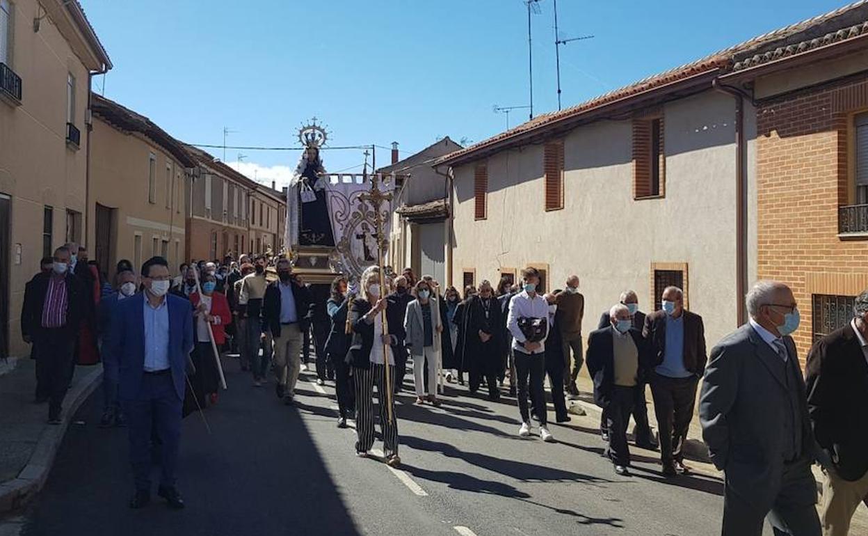 Numerosos vecinos y visitantes participaron en la procesión de la Virgen del Carmen en Bolaños de Campos.