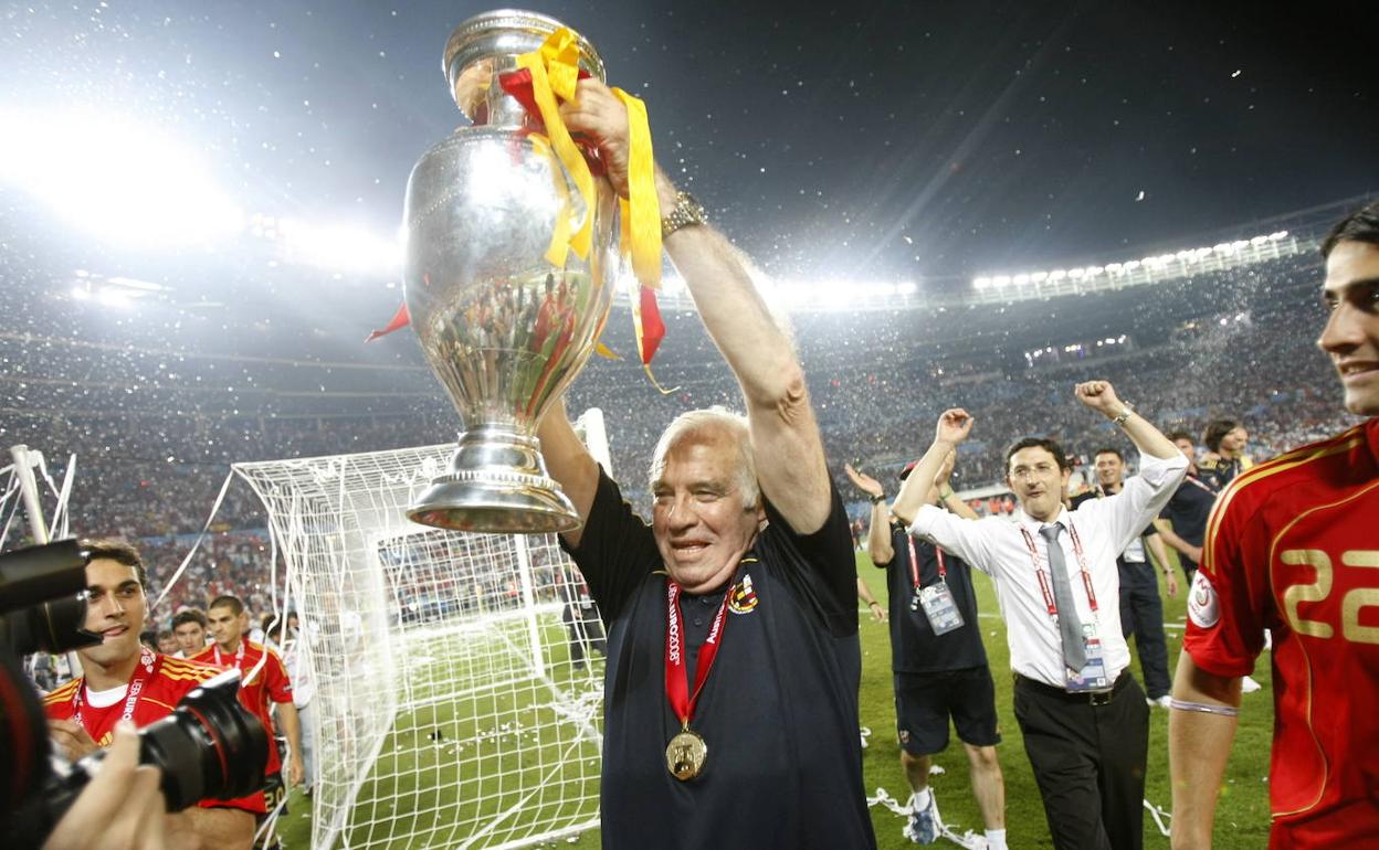 Luis Aragonés levanta la segunda Copa de Europa que ha ganado España.