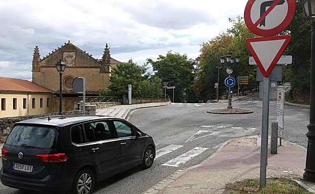Coche circulando por el Paseo de Santo Domingo a la altura de la rotonda del campus de IE University. 