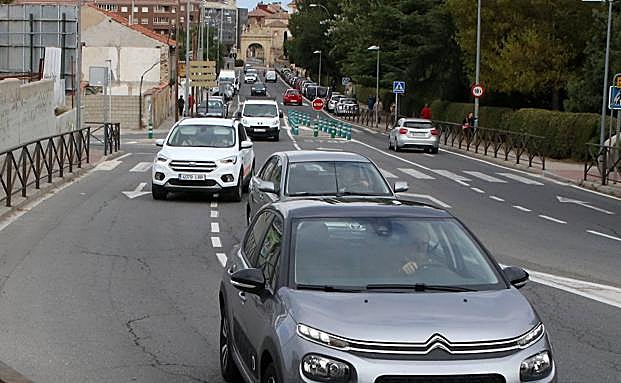 Intensa circulación de vehículos en la carretera de San Rafael hacia la rotonda del Pastor tas pasar el cruce con Guadarrama. 